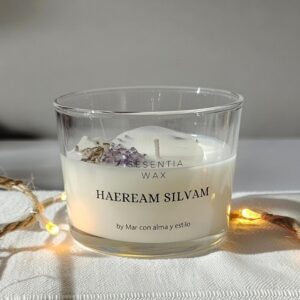 Vela artesanal de cera de soja y coco con aroma a bosque, en vaso de cristal, decorada con hojas y flor de cedro.